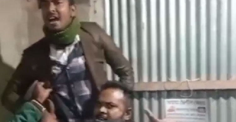 পুলিশের সঙ্গে আসামির ধস্তাধস্তি