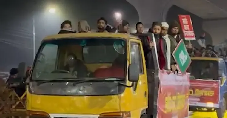 শহীদ ওসমান হাদির কবর জিয়ারত করলেন ইনকিলাব মঞ্চের সদস্যরা