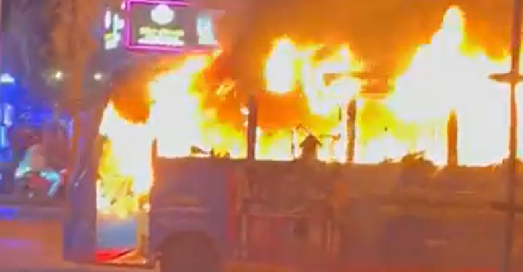 বাড্ডায় চলন্ত বাসে আগুন