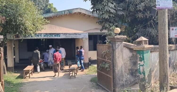 ব্রাহ্মণবাড়িয়ায় গ্রামীণ ব্যাংকে পেট্রোল ঢেলে আগুন দেয়ার অভিযোগ