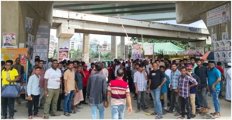 প্রিয় তারকাকে এক নজর দেখতে এফডিসির সামনে জনতার ঢল