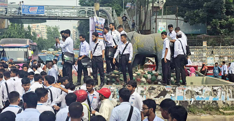 আধা ঘণ্টার অবরোধ শেষে সড়ক ছাড়লো ঢাকা কলেজ শিক্ষার্থীরা