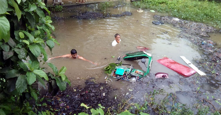 কক্সবাজারে ট্রাকের ধাক্কায় ডোবায় সিএনজি, আহত ৫