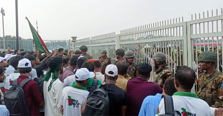 ৩ দাবি না মানলে সংসদের দক্ষিণ প্লাজা ছাড়বেন না জুলাই যোদ্ধারা