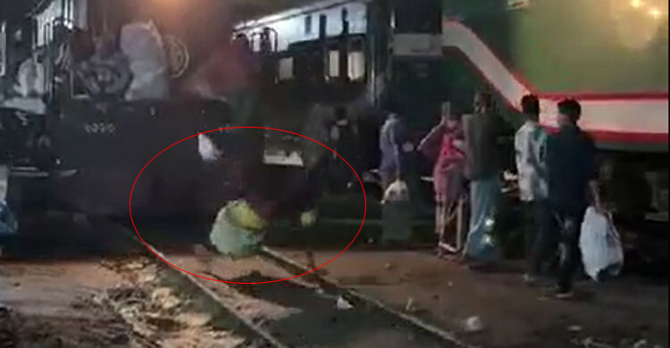 পা পিছলে ট্রেনের নিচে, পরে হাসপাতালে মৃত্যু