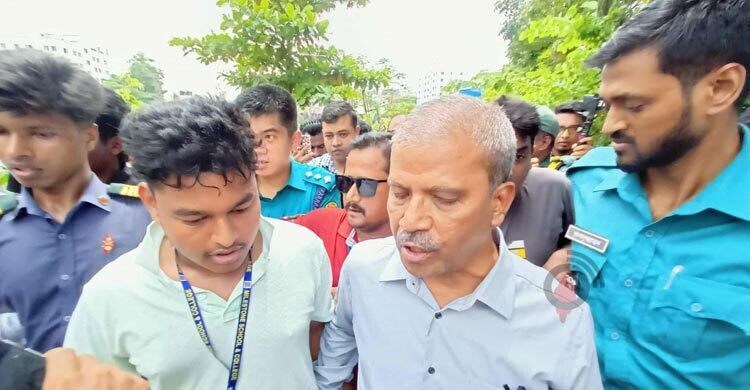 মাইলস্টোনে শিক্ষার্থীদের তোপের মুখে আইন উপদেষ্টা