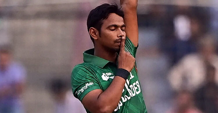 অভিষেকের দ্বিতীয় ওভারেই উইকেট তানভীরের