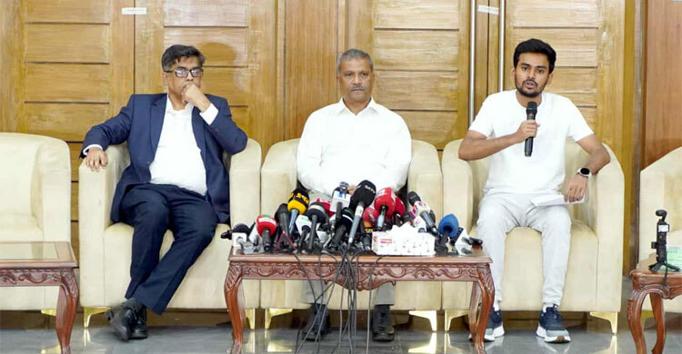 কাউকে গ্রেফতার করতে হলে পরিচয়পত্র দেখাতে হবে: আইন উপদেষ্টা