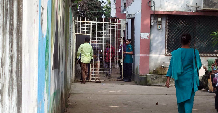  কেন্দ্রে প্রবেশ করছেন পরীক্ষার্থীরা