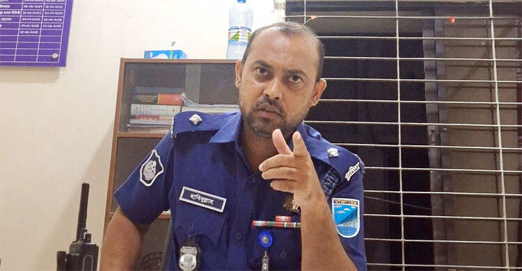 ‘পুলিশ হয়ে গেছে এখন বানরের মতো, খাঁচায় বন্দি করে নাচাচ্ছে আমাদের’