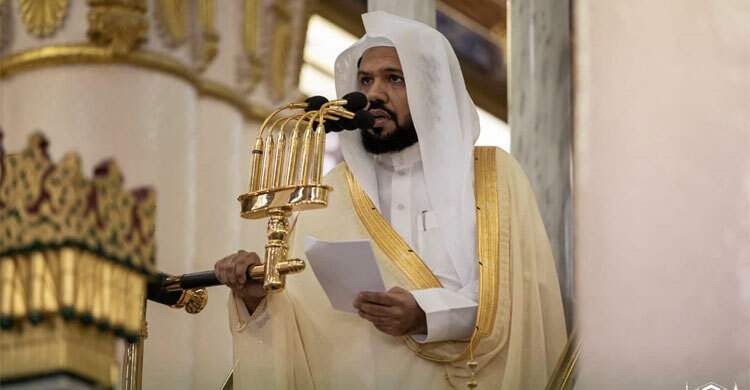 জুমার খুতবার সময় হাতে লাঠি রাখা কি সুন্নত?