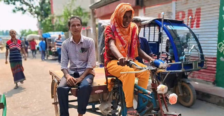 লোকলজ্জা উপেক্ষা, ভ্যান চালিয়ে সংসার চালান সুলতানা
