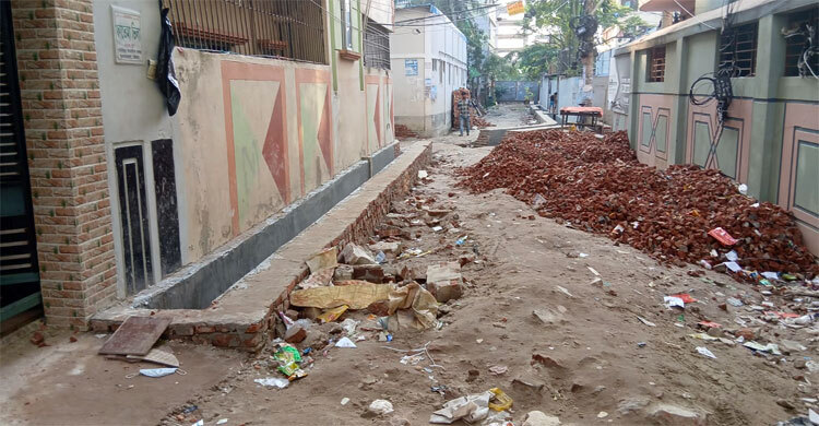 বেশি দামে ইট-বালু কেনার ‘চাপ’, কাজ ফেলে পালিয়েছেন ঠিকাদার