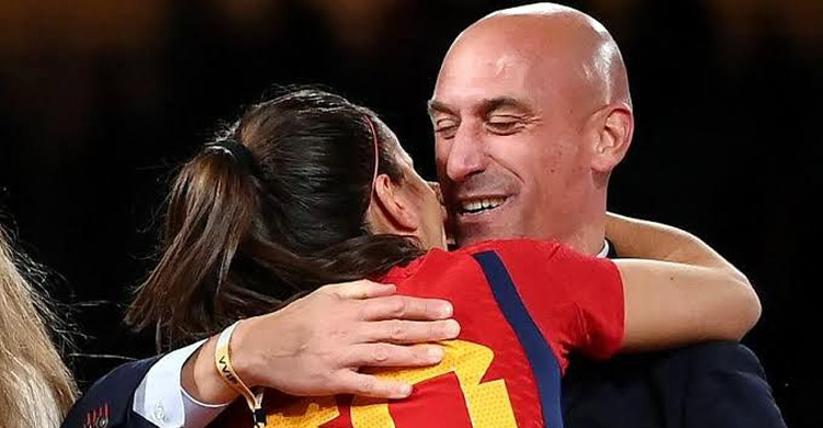 চুমুকাণ্ডে প্রবল চাপে স্প্যানিশ ফুটবল প্রধান, আসছে ফিফার শাস্তি!