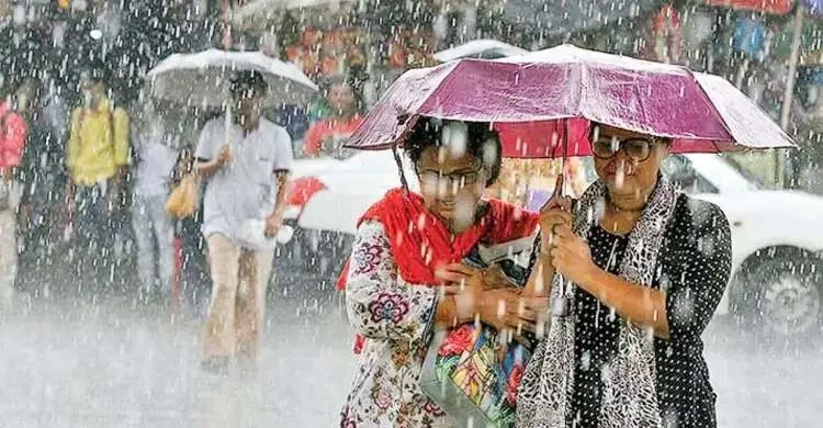 বৃষ্টিতে ভিজে ঠান্ডা লাগার ভয়? জানুন সহজ সমাধান