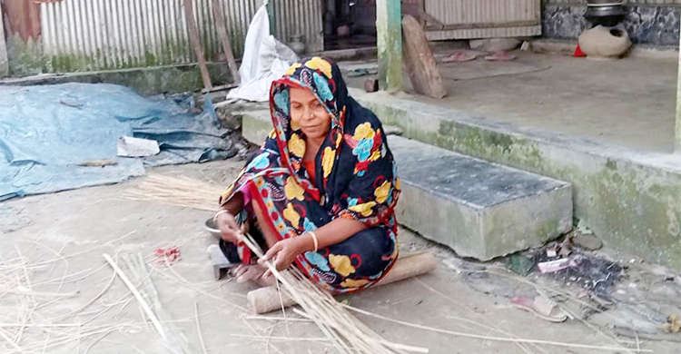 বাঁশ শিল্পে বাঁচার আশা: বগুড়ার নারীদের হাতের কাজে ঘুরছে সংসারচাকা