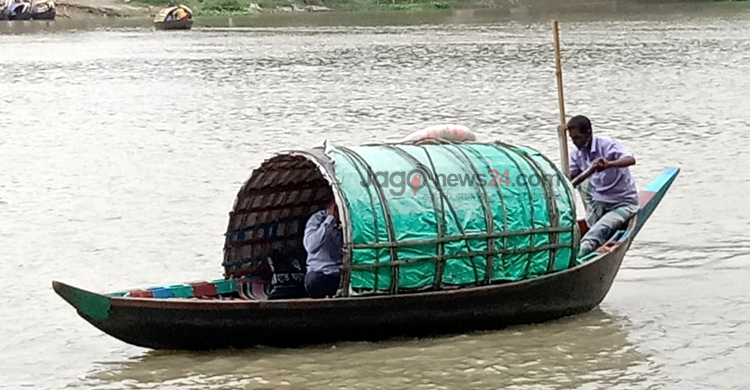 যান্ত্রিক সভ্যতার ভিড়ে হারিয়ে যেতে বসেছে কাঠের নৌকা