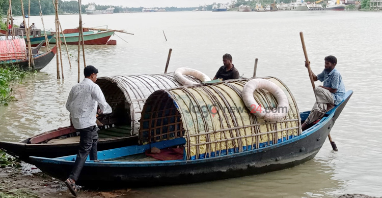 যান্ত্রিক সভ্যতার ভিড়ে হারিয়ে যেতে বসেছে কাঠের নৌকা