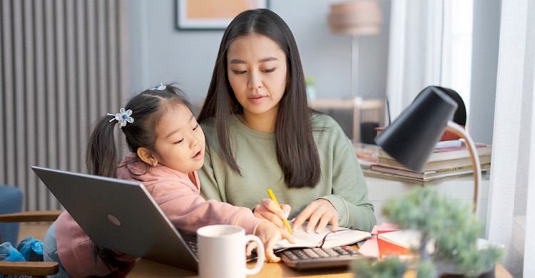 মায়েরা পৃথিবীর সেরা ‘অর্থনীতিবিদ’