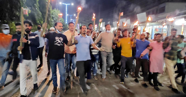 মশাল নিয়ে ফেনীতে বিএনপির বিক্ষোভ