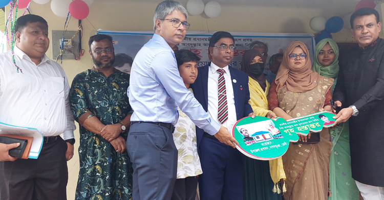 প্রধানমন্ত্রীর ঈদ কার্ডে ছবি এঁকে ঘর পেলো মোনায়েম