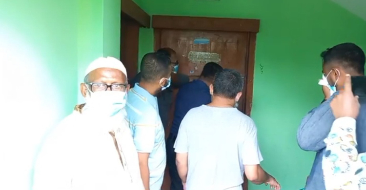 চেয়ারে বসা অবস্থায় পড়ে ছিল ঠিকাদারের অর্ধগলিত মরদেহ