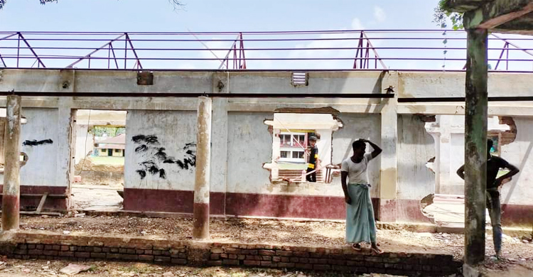 ছাতা মাথায় ক্লাস: সেই স্কুল ভবনের মেরামত চলছে
