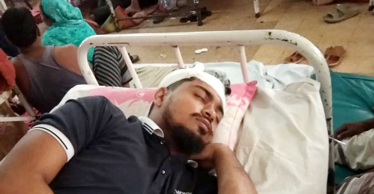 যৌন নিপীড়নের প্রতিবাদ করায় প্রবাসীকে কুপিয়ে হত্যাচেষ্টা