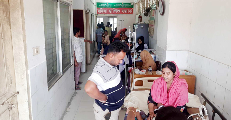 হাসপাতালের মেঝে ও বারান্দায় চলছে চিকিৎসাসেবা