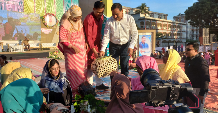 বিনিময়ে রাজহাঁস-মুরগিসহ নানা সামগ্রী পেলেন এমপি নিজাম হাজারী