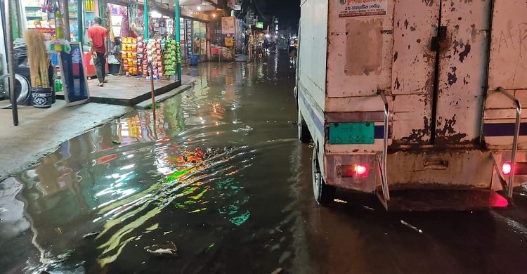 পাহাড়ি ঢলে ডুবেছে ফেনী-পরশুরাম সড়ক, ফুলগাজী বাজার প্লাবিত