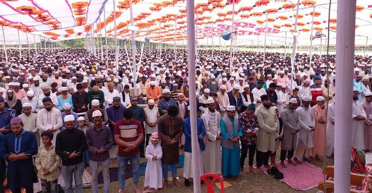 ফেনীতে একসঙ্গে জুমা আদায় করলেন লক্ষাধিক মুসল্লি