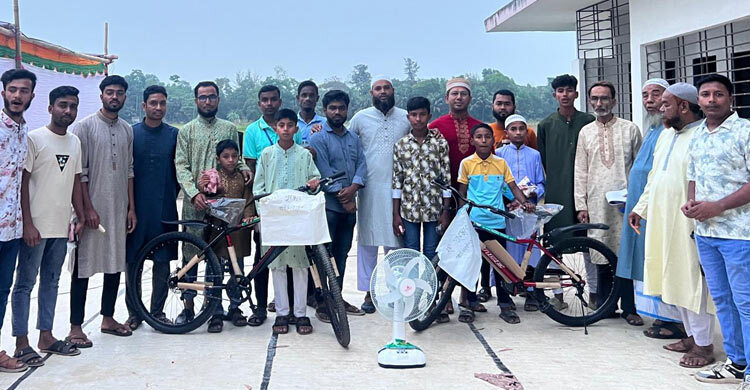 ৪০ দিন জামাতে নামাজ পড়ে বাইসাইকেলসহ উপহার পেলো ৩০ শিশু-কিশোর