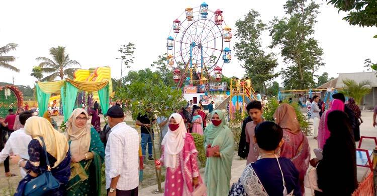 পর্যটকদের পদচারণায় মুখর ফেনীর বিনোদন কেন্দ্র