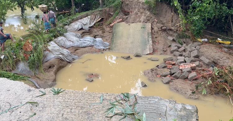কমেছে মুহুরী নদীর পানি, ভেসে উঠছে ক্ষতচিহ্ন