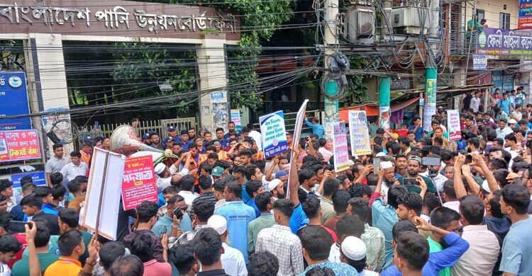 টেকসই বাঁধ নির্মাণের দাবিতে পাউবো অভিমুখে এলাকাবাসীর পদযাত্রা