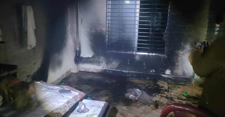 ফেনীতে আওয়ামী লীগ নেতার বাড়িতে আগুন