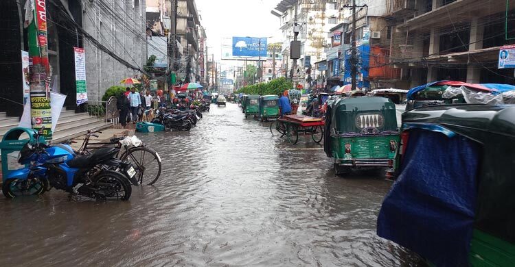 আধঘণ্টার বৃষ্টিতে ফেনী শহরে জলাবদ্ধতা, দুর্ভোগ