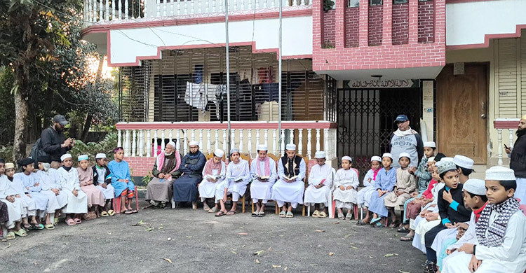 ফেনীজুড়ে দোয়া-কোরআন খতম, ঢাকার পথে হাজারো মানুষ