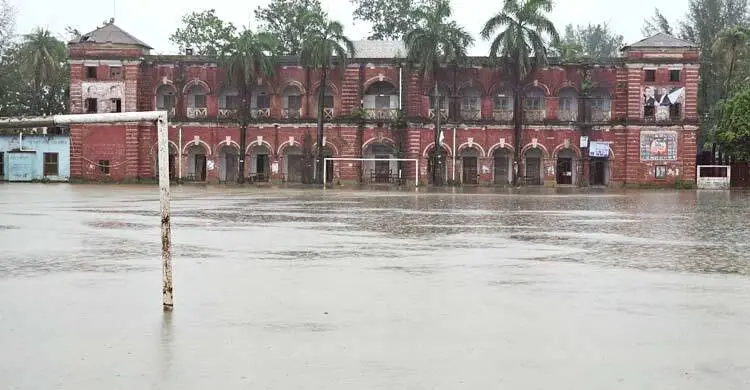 ফেনীতে এক ঘণ্টার বৃষ্টিতে শহরে জলাবদ্ধতা