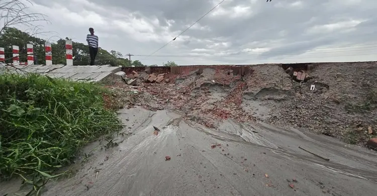 উদ্বোধনের আগেই ধসে পড়ছে ৩ কোটি টাকার সড়ক-সেতু