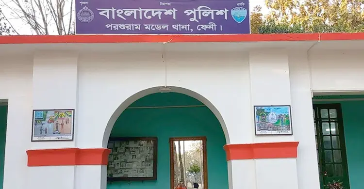 রাতের আঁধারে বেড়িবাঁধের মাটি কেটে ইটভাটায় নেওয়ার অভিযোগ