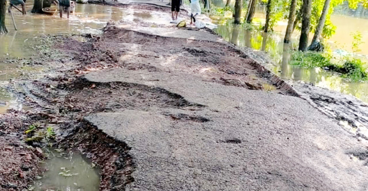 পানি কমতেই বেরিয়ে আসছে বন্যার ক্ষত