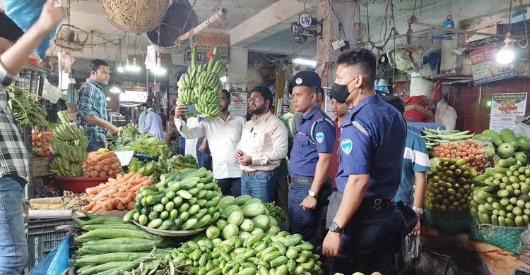ফেনীতে অতিরিক্ত মূল্যে পণ্য বিক্রি, ৬ প্রতিষ্ঠানের জরিমানা