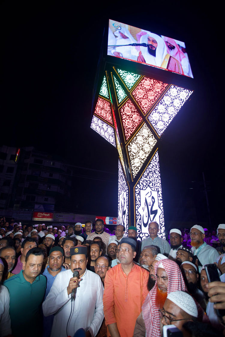 ফেনীতে আল্লাহর ৯৯ নাম দিয়ে তৈরি হলো নান্দনিক ভাস্কর্য