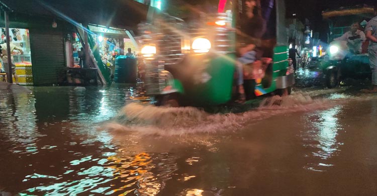 মুহুরী নদীর পানিতে প্লাবিত ফুলগাজী বাজার