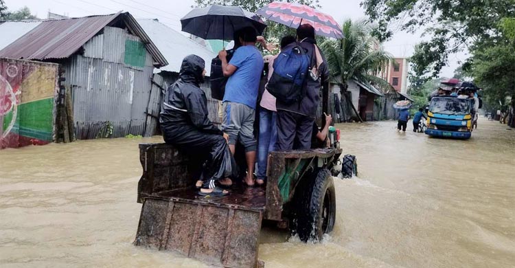 মুহুরী, কহুয়া ও সিলোনিয়া নদীর বন্যা নিয়ন্ত্রণ বাঁধের ১৫ স্থান ভেঙে লোকালয় প্লাবিত হচ্ছে। এতে বন্ধ হয়ে গেছে ফেনী-পরশুরাম আঞ্চলিক সড়কে যানচলাচল