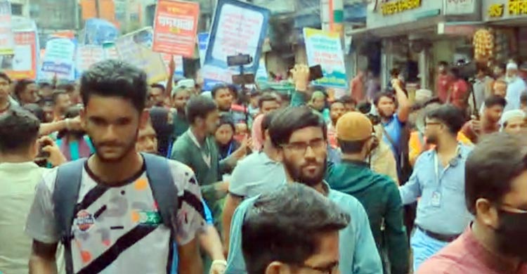 টেকসই বাঁধ নির্মাণের দাবিতে পাউবো অভিমুখে এলাকাবাসীর পদযাত্রা