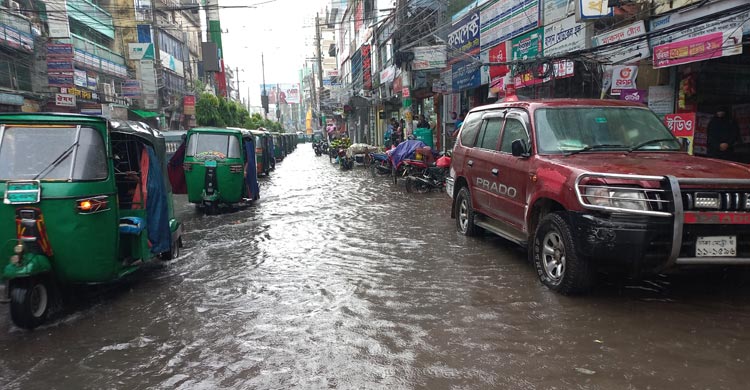 আধঘণ্টার বৃষ্টিতে ফেনী শহরে জলাবদ্ধতা, দুর্ভোগ