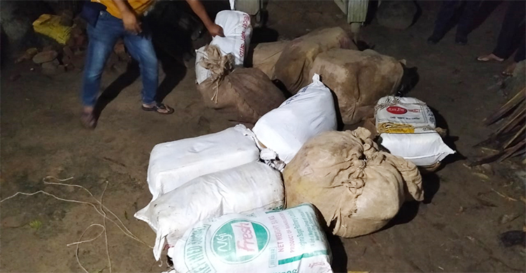 গোয়ালঘরে মিললো ভারতীয় চোরাচালান পণ্য, পালিয়ে গেলেন যুবদল নেতা